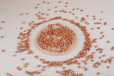 Beton zemin üzerinde seramik bir tabakta kahverengi fasulye. Yüksek kalite fotoğraf