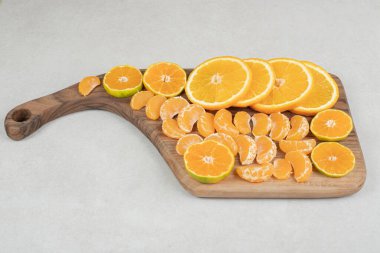 Tahtada portakal ve mandalina dilimleri. Yüksek kalite fotoğraf