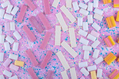 Ciklet, küp, tablet ve şerit şeritleri renkli arka planda. Yüksek kalite fotoğraf