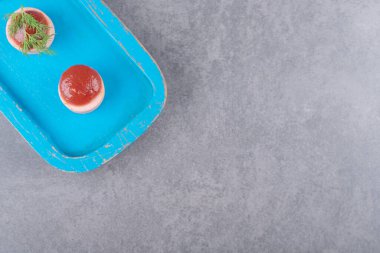 Mavi tahta üzerinde ketçaplı dilimlenmiş sosisler. Yüksek kalite fotoğraf