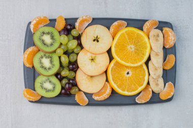 Meyve tabağı, narenciye, üzüm, muz ve kivi dilimleri. Yüksek kalite fotoğraf