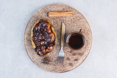 Gri arka planda çay ile taze çikolatalı tatlı. Yüksek kalite fotoğraf