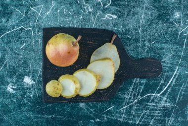 Masanın üzerinde, mavi armutlar var. Yüksek kalite fotoğraf