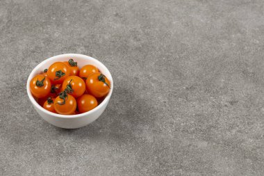 Kasede organik domatesler var, mermer arka planda. Yüksek kalite fotoğraf