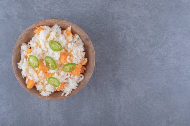Biberli ve havuçlu pirinç, mermer arka planda. Yüksek kalite fotoğraf