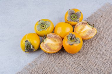 Çuval bezinde bir sürü lezzetli hurma. Yüksek kalite fotoğraf