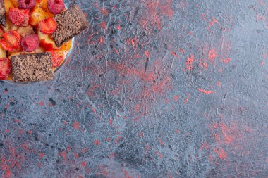 Meyve salatası, çilek ve acı çikolata. Yüksek kalite fotoğraf