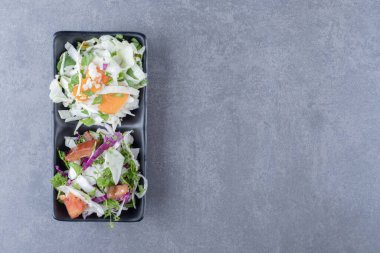 Kasede rendelenmiş sebzeler, mermer arka planda. Yüksek kalite fotoğraf