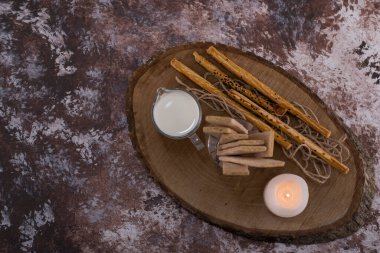 Tahta üzerinde bir bardak sütle abur cubur ve kraker. Yüksek kalite fotoğraf