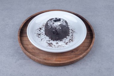 Tahta tepside, mermer arka planda çikolatalı pasta. Yüksek kalite fotoğraf