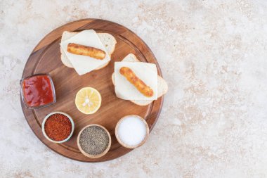 Çeşitli soslu ızgara sosisli sandviç. Yüksek kalite fotoğraf