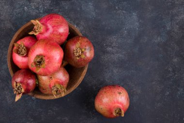 Ahşap bir tabakta, mermer üzerinde kırmızı nar, üst manzara. Yüksek kalite fotoğraf