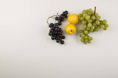 Beyaz arka planda izole edilmiş taze üzüm 