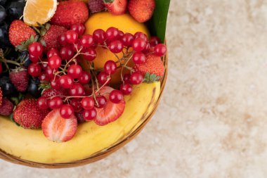 Mermer arka planda dokuma sepetinde farklı meyve ve dut çeşitleri. Yüksek kalite fotoğraf