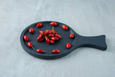 Kara tahtada yeni toplanmış gül kalçası. Yüksek kalite fotoğraf