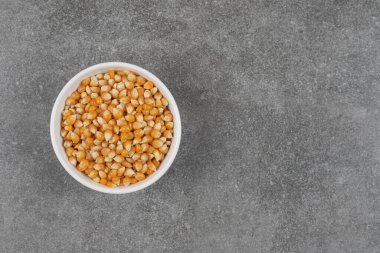 Beyaz kasede çiğ mısır taneleri yığını. Yüksek kalite fotoğraf