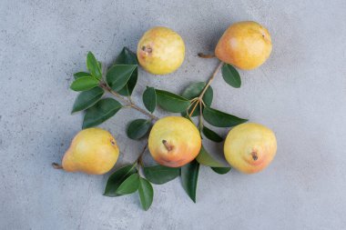 Mermer arka planda yapraklar ve armutlar. Yüksek kalite fotoğraf