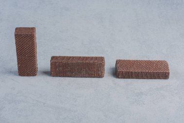 Çikolata kaplı gofretler mermer arka planda dizilmiş. Yüksek kalite fotoğraf