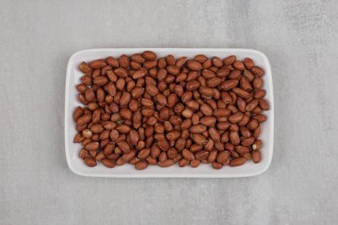 Beyaz tabakta bir sürü organik fıstık. Yüksek kalite fotoğraf