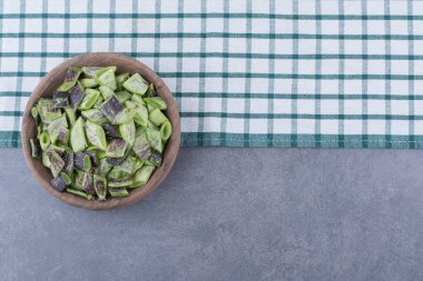 Arka planda bir tabakta izole edilmiş koyu yeşil fasulye. Yüksek kalite fotoğraf