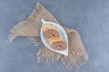 Arka planda taze, ev yapımı tatlı rulo manzarası