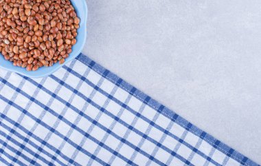 Mavi kase mermer arka planda kuru kırmızı fasulye dolu. Yüksek kalite fotoğraf