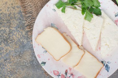 Tabakta çeşitli peynir dilimleri ve çatal bıçak takımı. Yüksek kalite fotoğraf