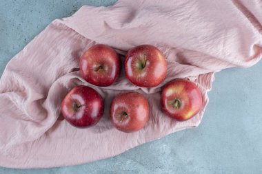 Pembe bir masa örtüsüne izole edilmiş sulu elmalar. Yüksek kalite fotoğraf