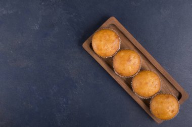 Arka planda ev yapımı taze pişmiş kekler, yakın plan.