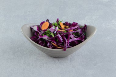 Mermer arka planda rendelenmiş sebze kasesi. Yüksek kalite fotoğraf