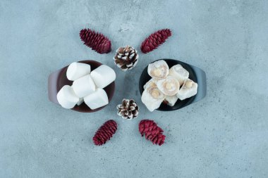 Mermer zemin üzerinde kozalaklı tatlı beyaz marşmelovlar. Yüksek kalite fotoğraf