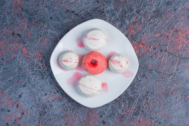 Taze tatlı ve beyaz tabakta pembe çörek. Yüksek kalite fotoğraf
