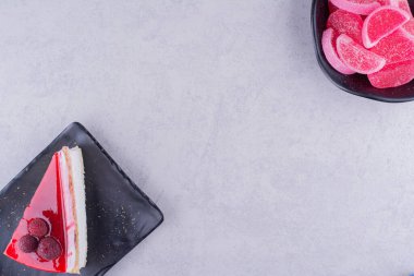 Bir tabak cheesecake ve mermer yüzeyde bir kase şeker. Yüksek kalite fotoğraf