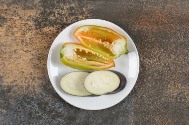 Patlıcan ve biber tabakta, mermer arka planda. Yüksek kalite fotoğraf