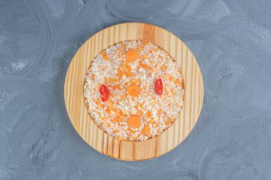 Mermer zemin üzerinde pişmiş pirinç dolu bir tabak. Yüksek kalite fotoğraf