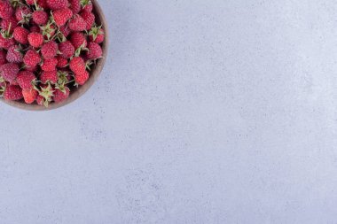 Ahududu yığını mermer arka planda ahşap bir kase içinde. Yüksek kalite fotoğraf