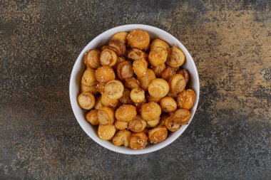 Beyaz kasede tuzlu krakerler. Yüksek kalite fotoğraf