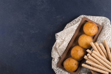 Ev yapımı, taze kekler ve masa arkasında tatlı çubuklar.