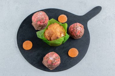 Marmelat, küçük pastalar ve mermer arka planda kara tahtada bir kek. Yüksek kalite fotoğraf