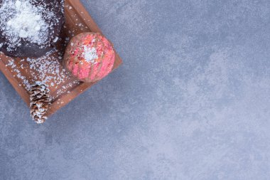 Tatlı pembe ve şekerli çikolatalı kekler. Yüksek kalite fotoğraf