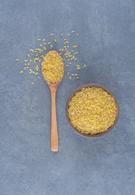 Bir kaşık pirinç ve bir kase pirinç, mermer arka planda. Yüksek kalite fotoğraf