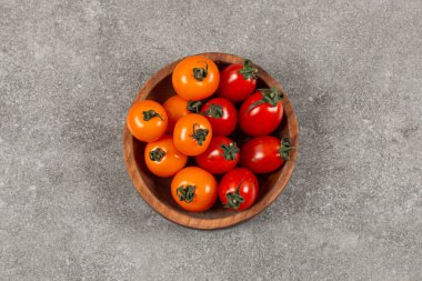 Mermer zemin üzerinde küçük bir porsiyon domates. Yüksek kalite fotoğraf