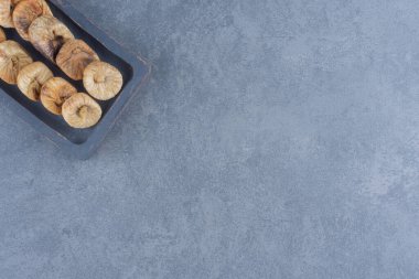 Tepside, mermer arka planda lezzetli kurutulmuş meyve var. Yüksek kalite fotoğraf