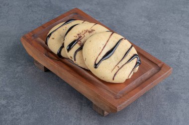 Tahta üzerinde çikolata olan yuvarlak kurabiyeler. Yüksek kalite fotoğraf