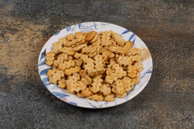 Renkli tabakta tuzlu krakerler. Yüksek kalite fotoğraf