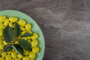 Sarı nane sakızı tabakta, mermer arka planda. Yüksek kalite fotoğraf