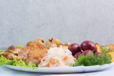 Lezzetli kızarmış tavuk bacakları, tuzlu sebzeler ve kızarmış patatesler. Yüksek kalite fotoğraf