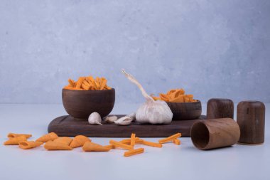 Arka planda bira ve sarımsak manzarası