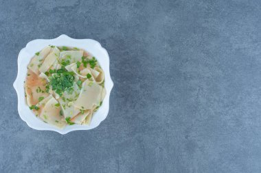 Beyaz kasede makarna ile ev yapımı çorba. Yüksek kalite fotoğraf