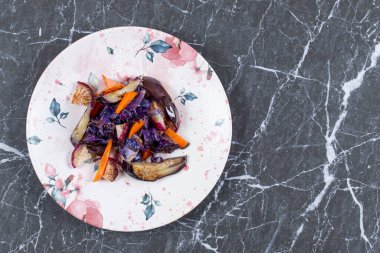 Beyaz tabakta kızarmış sebze salatası. Yüksek kalite fotoğraf